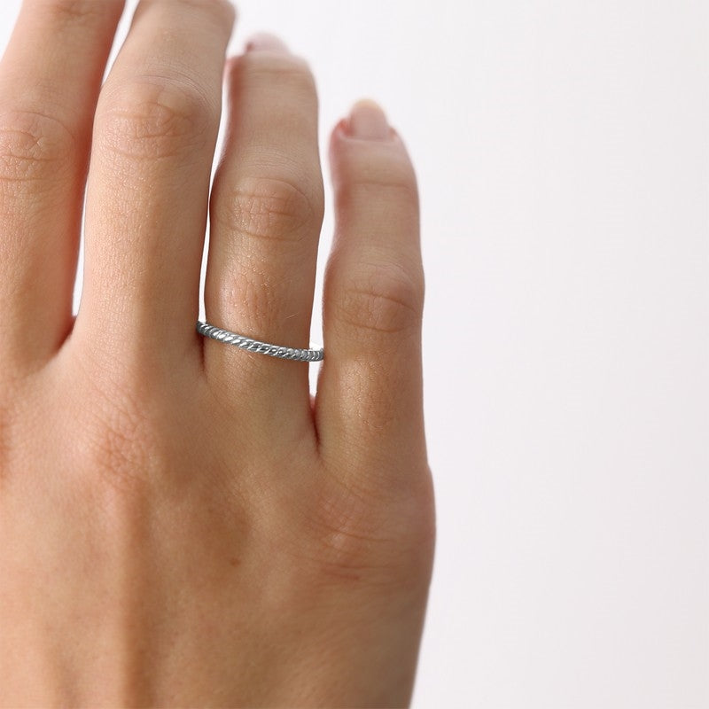 Christina Rope ring i sølv båret på model