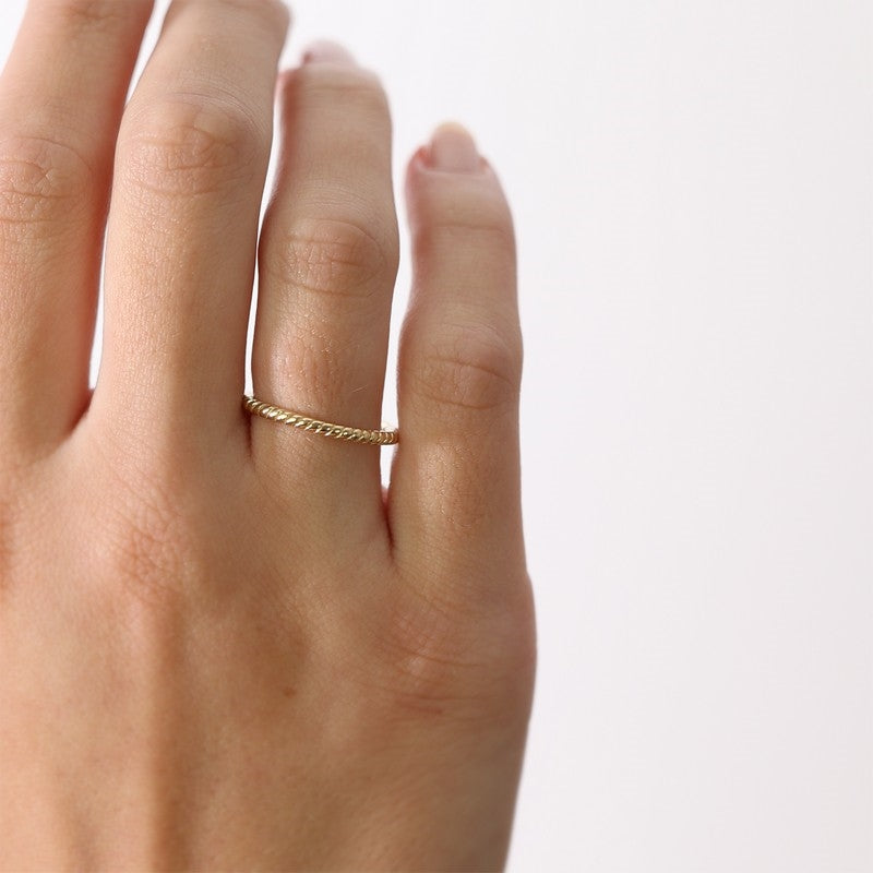 Christina Rope ring i forgyldt sølv båret på model