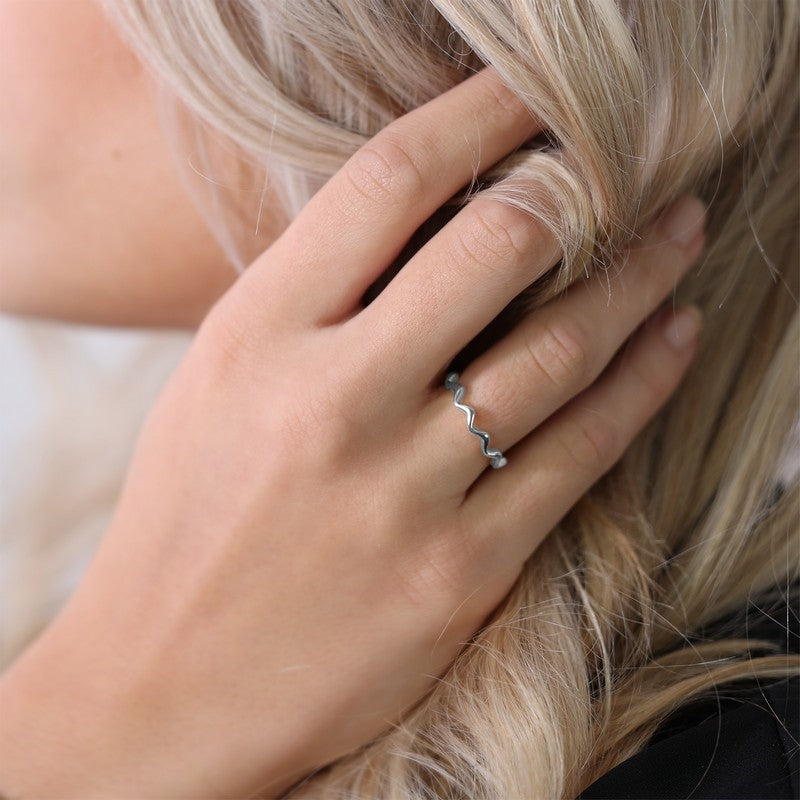 Christina Wave ring i sølv båret på model
