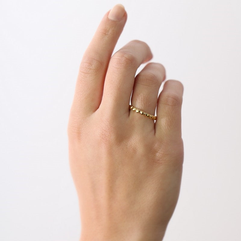 Christina Million Love ring i forgyldt sølv båret på model