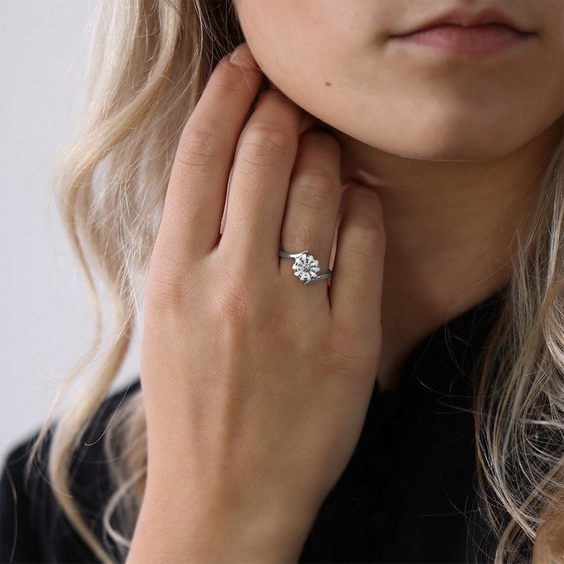 Christina Marguerit Power ring i sølv båret på model