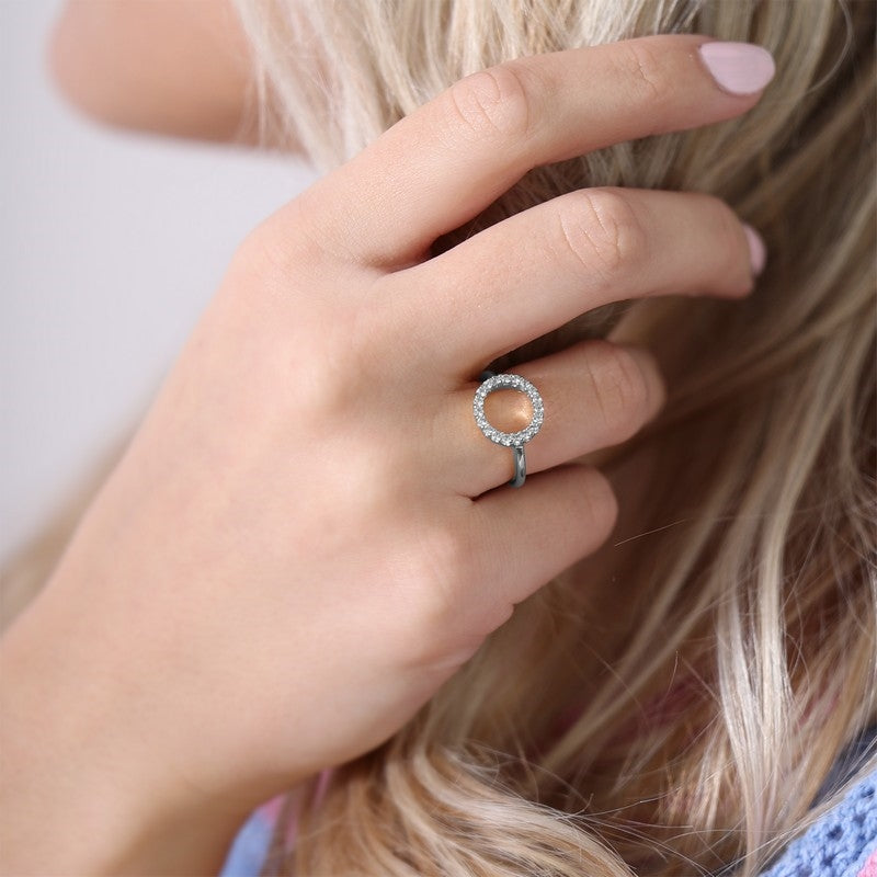 Christina Sparkly Circle ring i sølv med zirkonia båret på model
