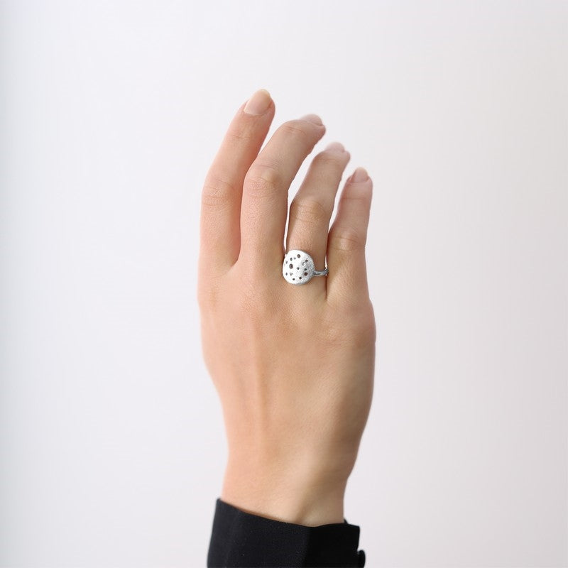 Christina The Moon ring i sølv med topas båret på model