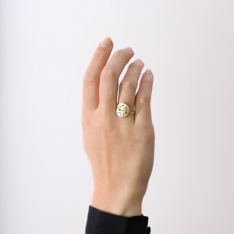Christina The Moon ring i forgyldt sølv med topas båret på model