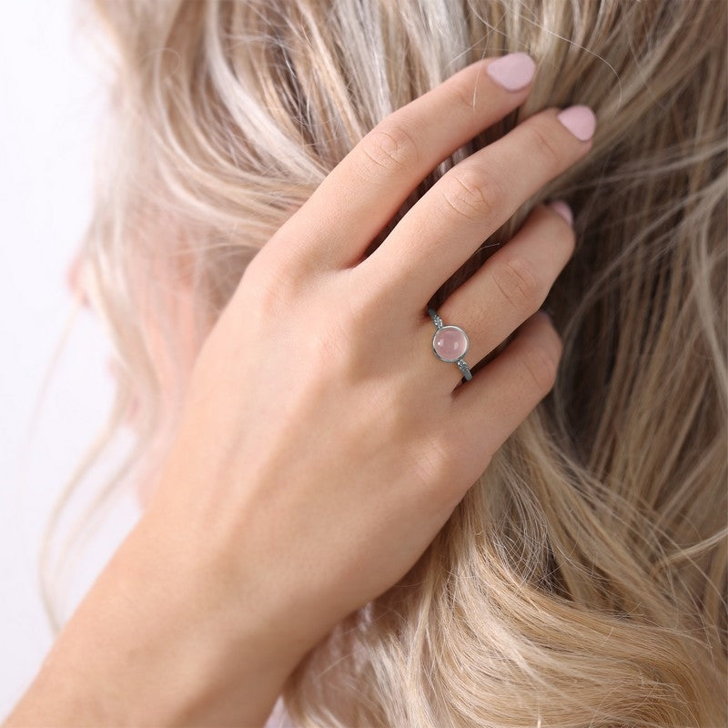 Christina Pink Chalcedony ring i sølv med chalcedon båret på model
