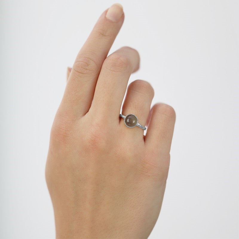 Christina Moonstone ring i sølv med månesten båret på model