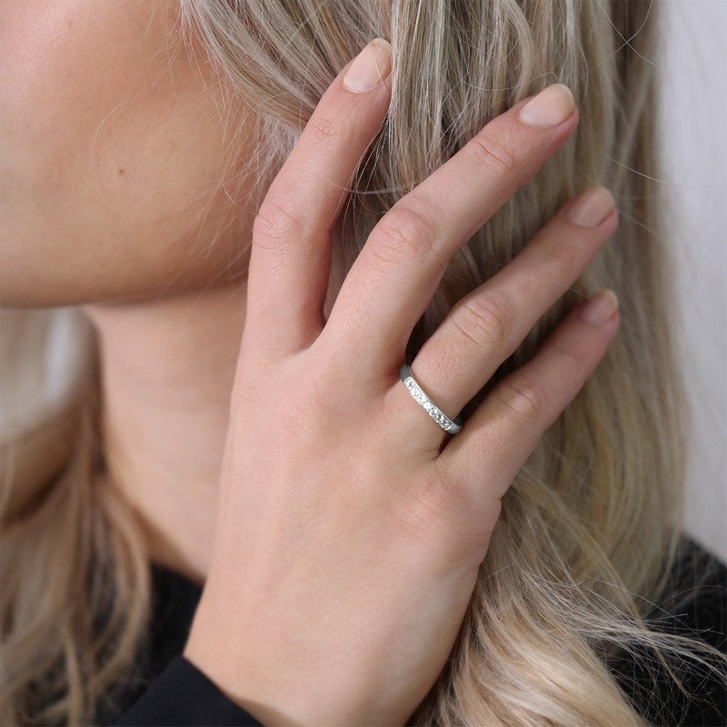 Christina Queen ring i sølv med zirkonia båret på model