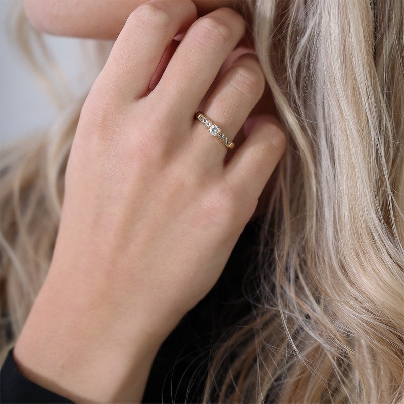Christina Princess ring i forgyldt sølv med zirkonia båret på model