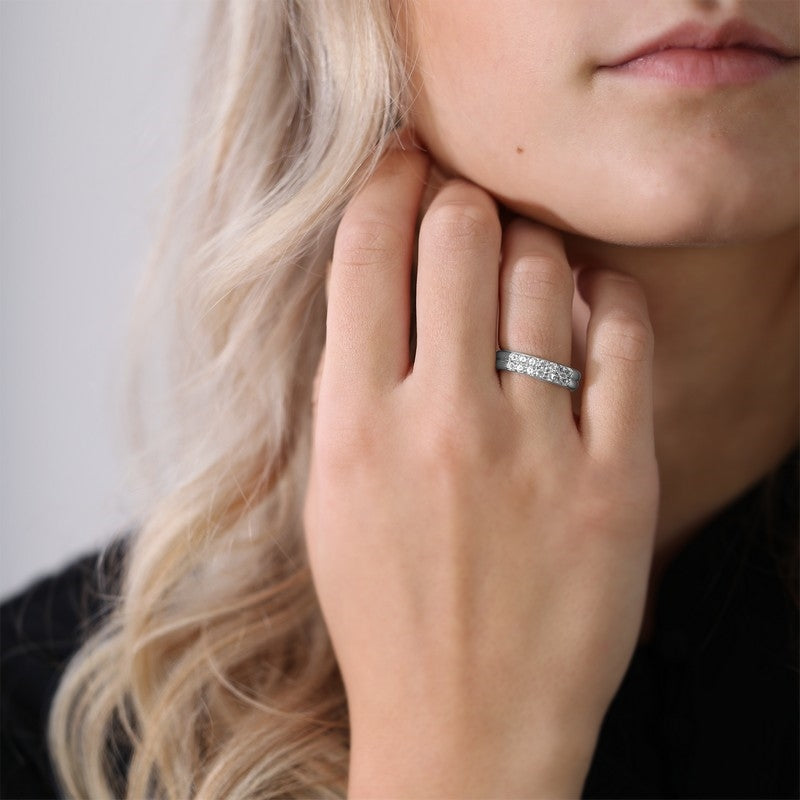 Christina Eternity Sparkle ring i sølv med zirkonia båret på model