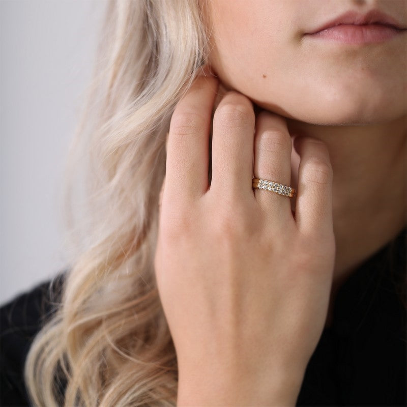 Christina Eternity Sparkle ring i forgyldt sølv med zirkonia båret på model