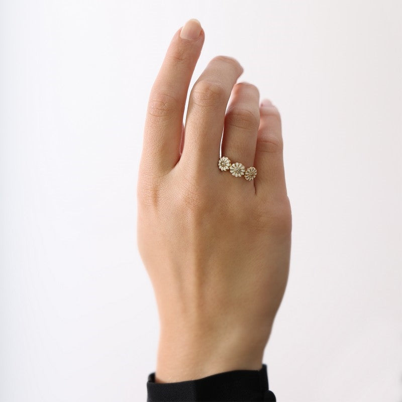 Christina Marguerite Love ring i forgyldt sølv båret på model