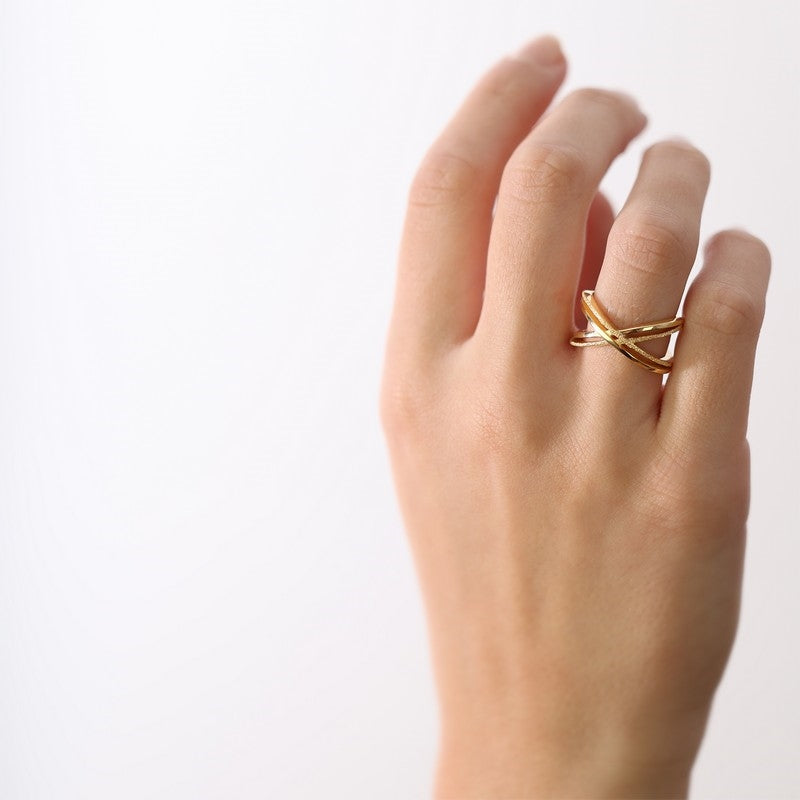 Christina Multi Energy ring i forgyldt sølv båret på model