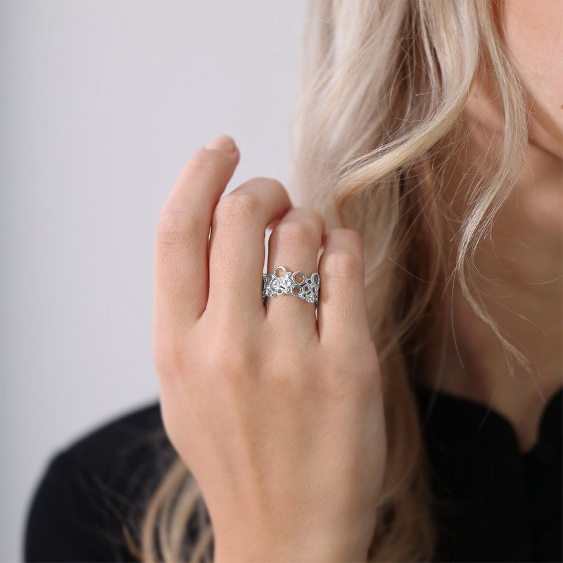 Christina Cocktail ring i sølv med topas båret på model