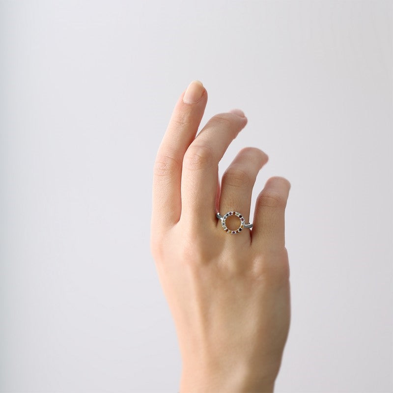 Christina World Goals ring i sølv med citrin, granat, peridot og topas båret på model