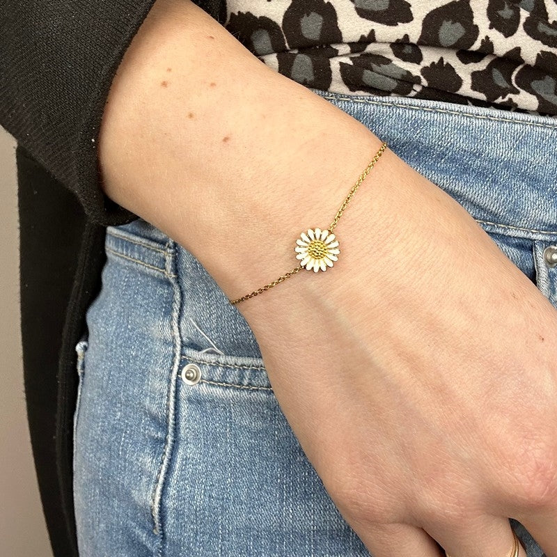 Siersbøl marguerit armbånd i forgyldt sølv med hvid emalje – set fra siden