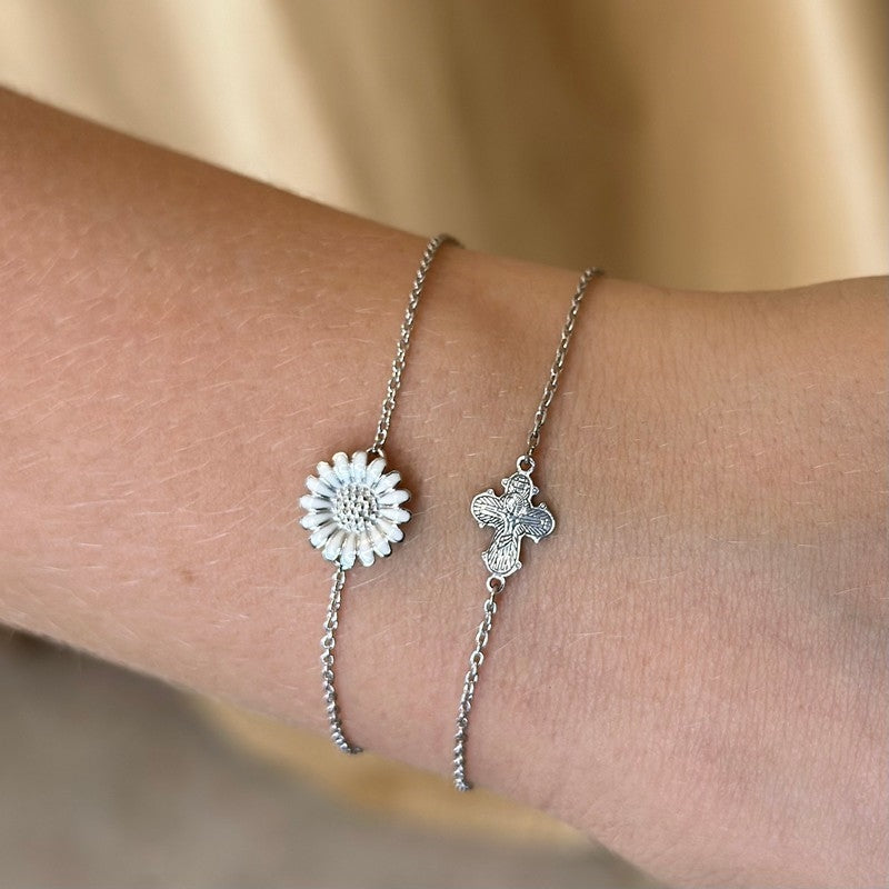 Siersbøl marguerit armbånd i sterlingsølv med hvid emalje blomst – nærbillede af detalje