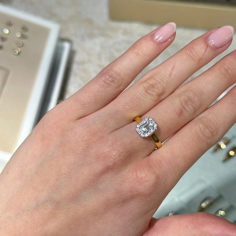 Aagaard forlovelsesring i guld med lab grown diamanter – nærbillede af fatning