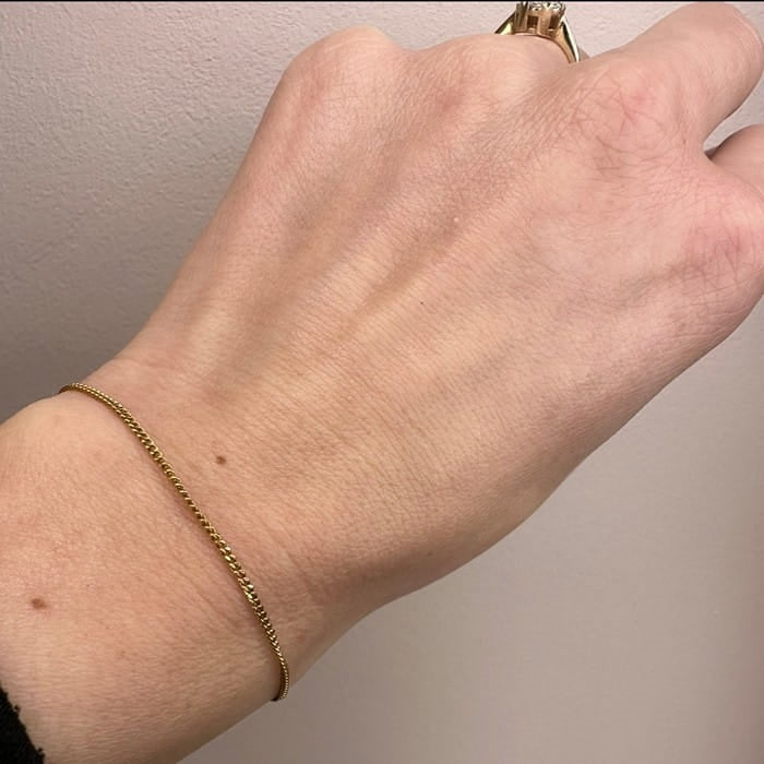 Siersbøl fladt panserarmbånd i 8 karat guld, nærbillede af detalje