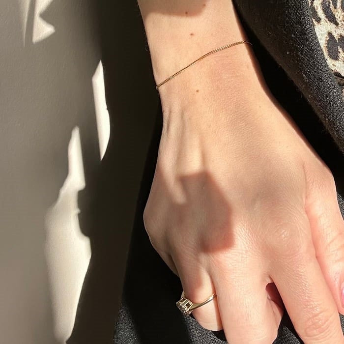 Siersbøl fladt panserarmbånd i 8 karat guld, set fra siden