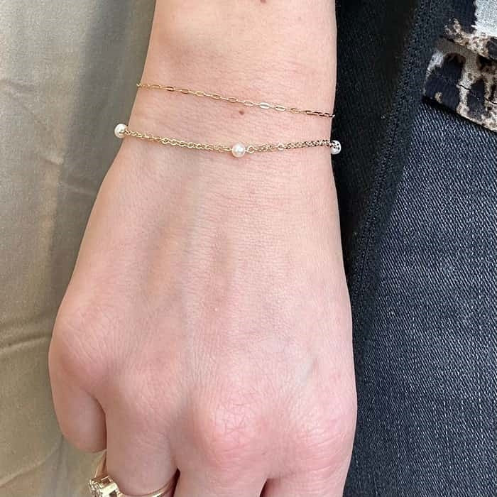 Siersbøl armbånd i 8 karat guld med hvide ferskvandsperler, set fra siden