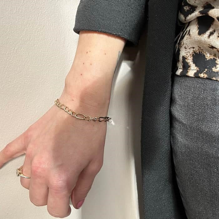 Siersbøl armbånd i 8 karat guld med åbne led – nærbillede af detalje