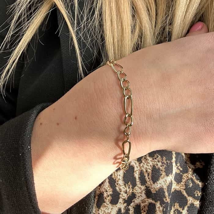Siersbøl armbånd i 8 karat guld med åbne led, set fra siden