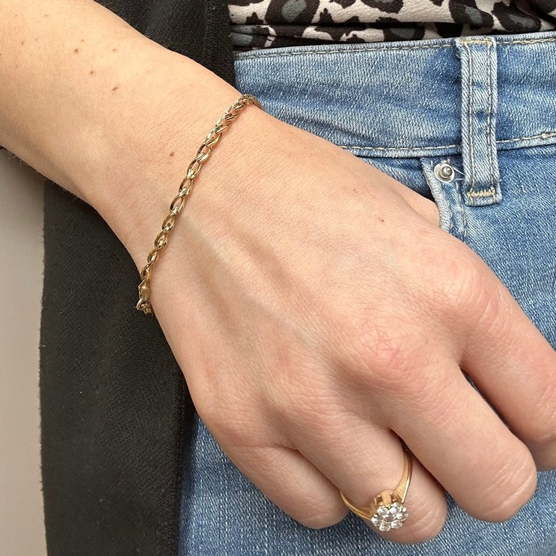 Siersbøl armbånd i 8 karat guld med klassisk kædemønster og karabinlås, set fra siden