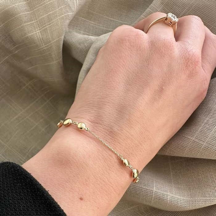 Siersbøl armbånd i 8 karat guld med tre flade guldkugler – nærbillede af detalje