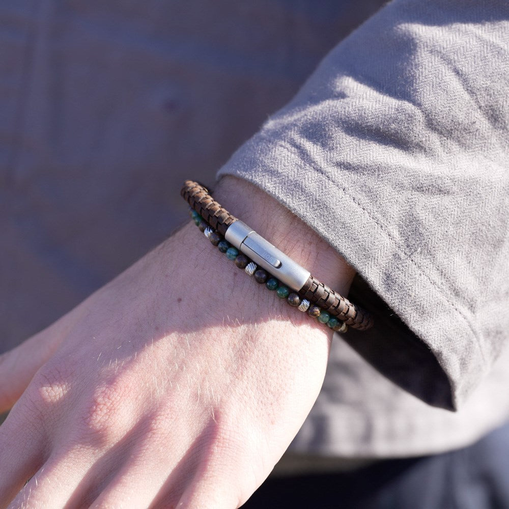 SON of NOA - Herrearmbånd med moss agate og ilmenit bronzitit i stål vist på model