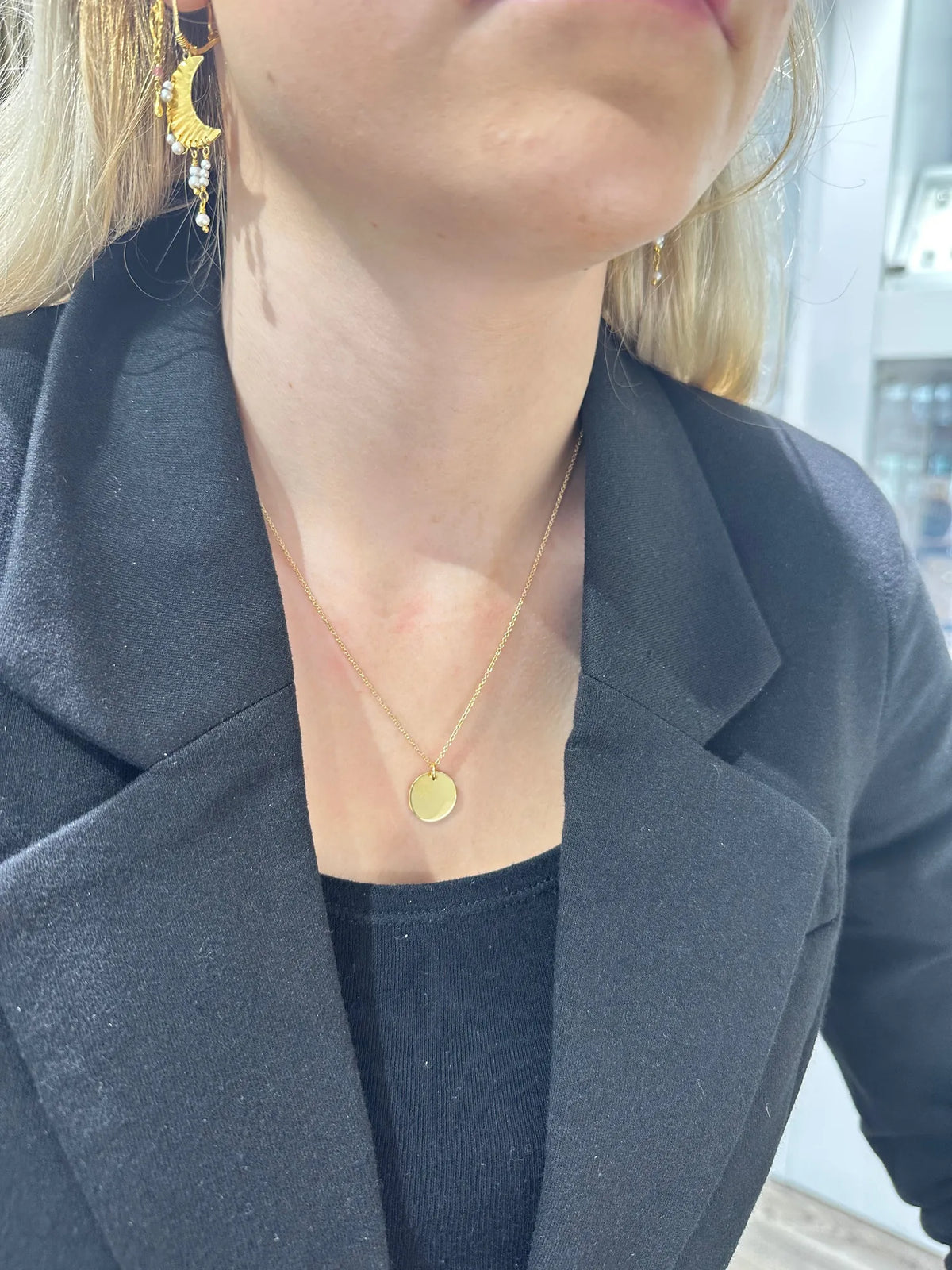 Rundt pladevedhæng i 8 kt guld, 14 mm, båret på model