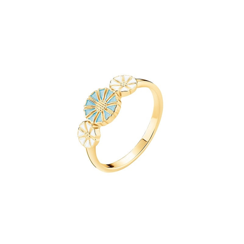 Lund Copenhagen Marguerit ring i forgyldt sølv med blå og hvide emalje-blomster