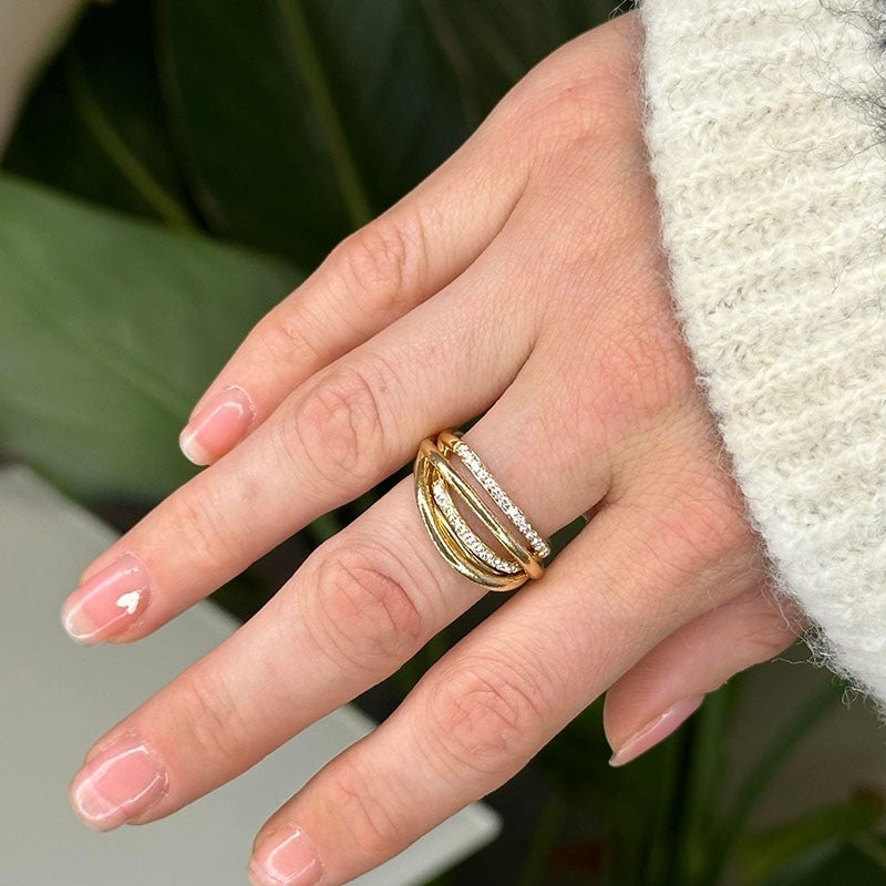 Aagaard ring i 14 kt. guld med brillantslibte diamanter, set fra siden