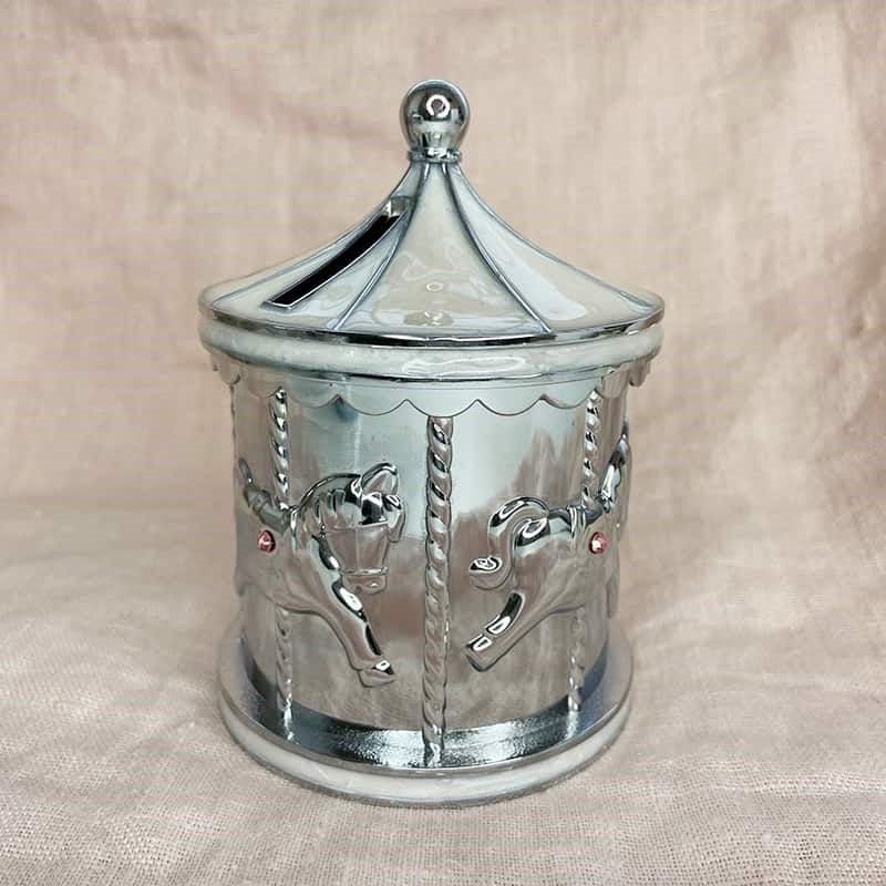 Nordahl Andersen karrusel sparebøsse i forkromet metal med rosa detaljer – set fra siden