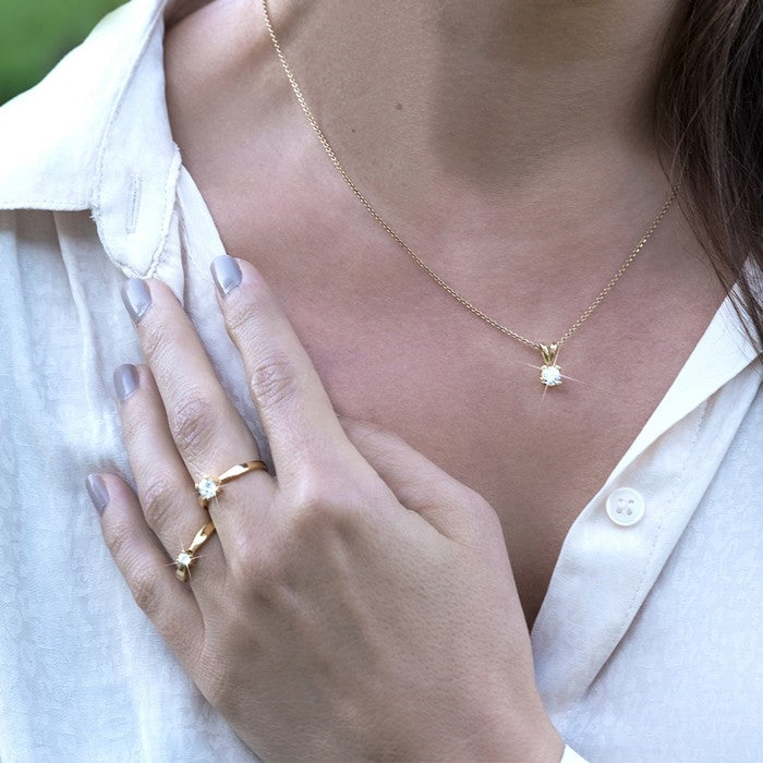 Aagaard Eternity diamantvedhæng i 14 kt. guld med brillantslebet diamant – nærbillede af fatning