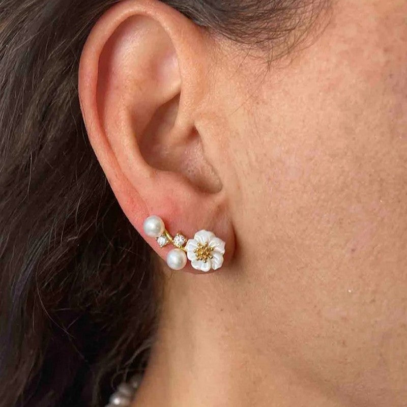 Nuni Copenhagen Amina Pearl øreringe i forgyldt sølv med perler og zirkonia, set fra siden