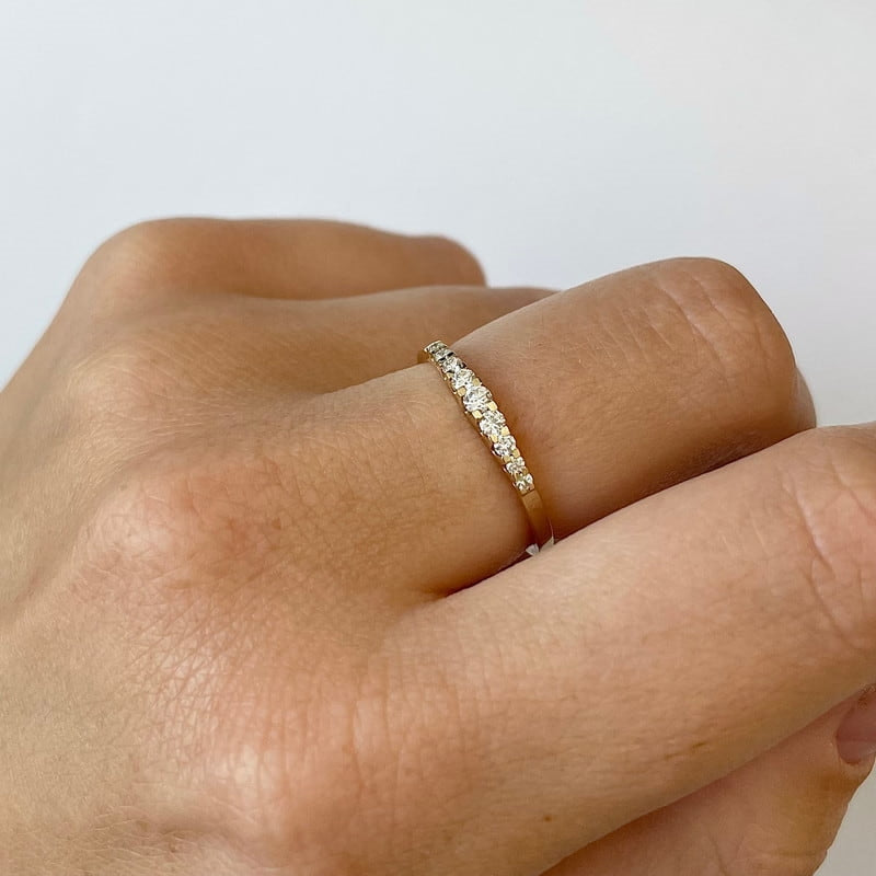 Nuran Empire diamantring i 14 karat guld med 9 brillanter, nærbillede af fatning