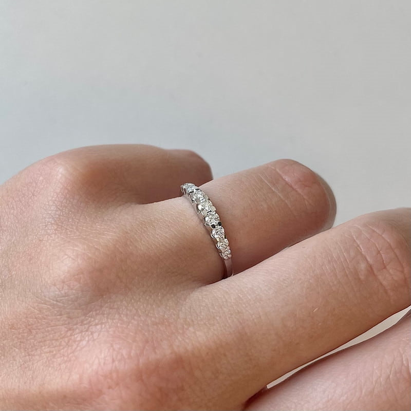 Nuran Empire diamantring i 14 karat guld med 9 brillanter, set fra siden