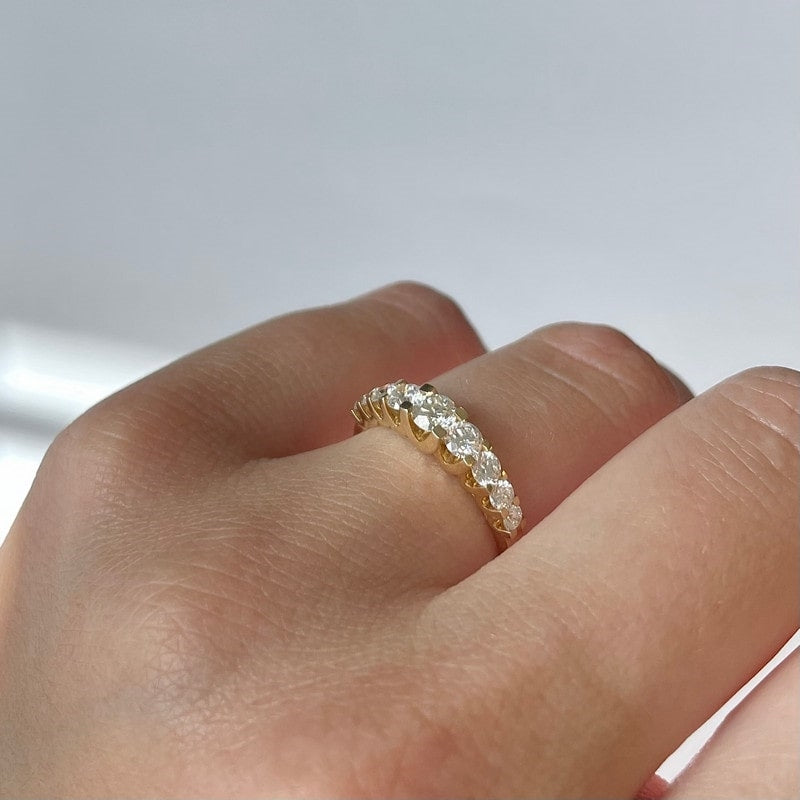 Nuran Empire diamantring i 14kt guld med 9 brillanter på 1,00ct – nærbillede af fatning