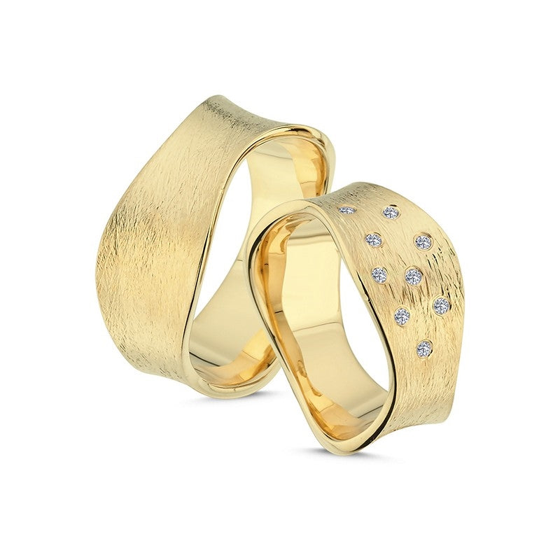 Nuran vielsesringe i 14 kt guld med bredt organisk design og 0,09 ct brillanter
