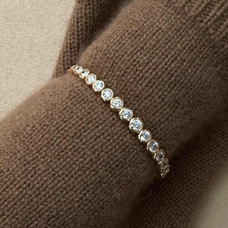 Pico Copenhagen Elva krystalarmring i forgyldt messing med klare krystaller – nærbillede af sten