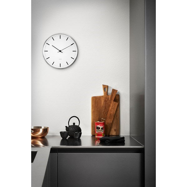 Arne Jacobsen City Hall vægur med hvid skive og minimalistisk design – nærbillede af detalje