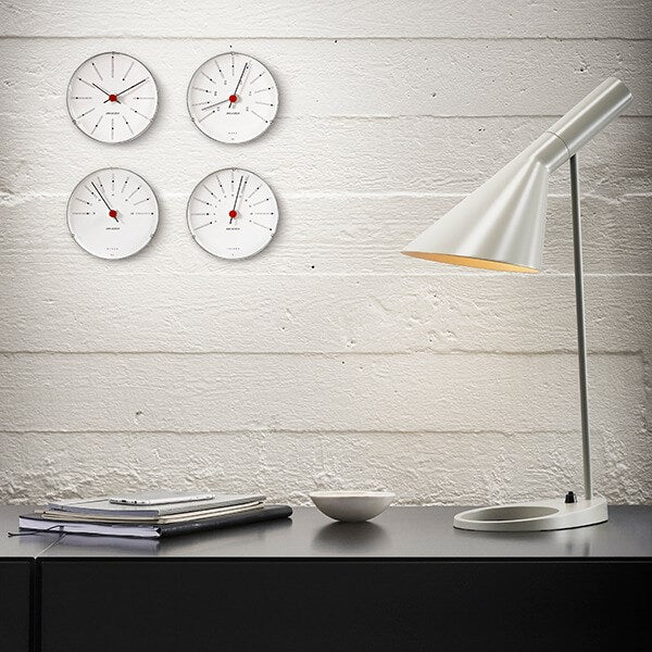 Arne Jacobsen Bankers barometer i sølvfarvet aluminium – set fra siden