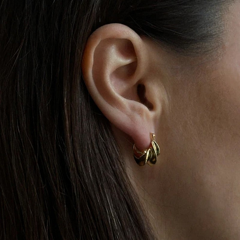 Pico Copenhagen Afrika Petite Hoops i forgyldt messing – nærbillede af detalje