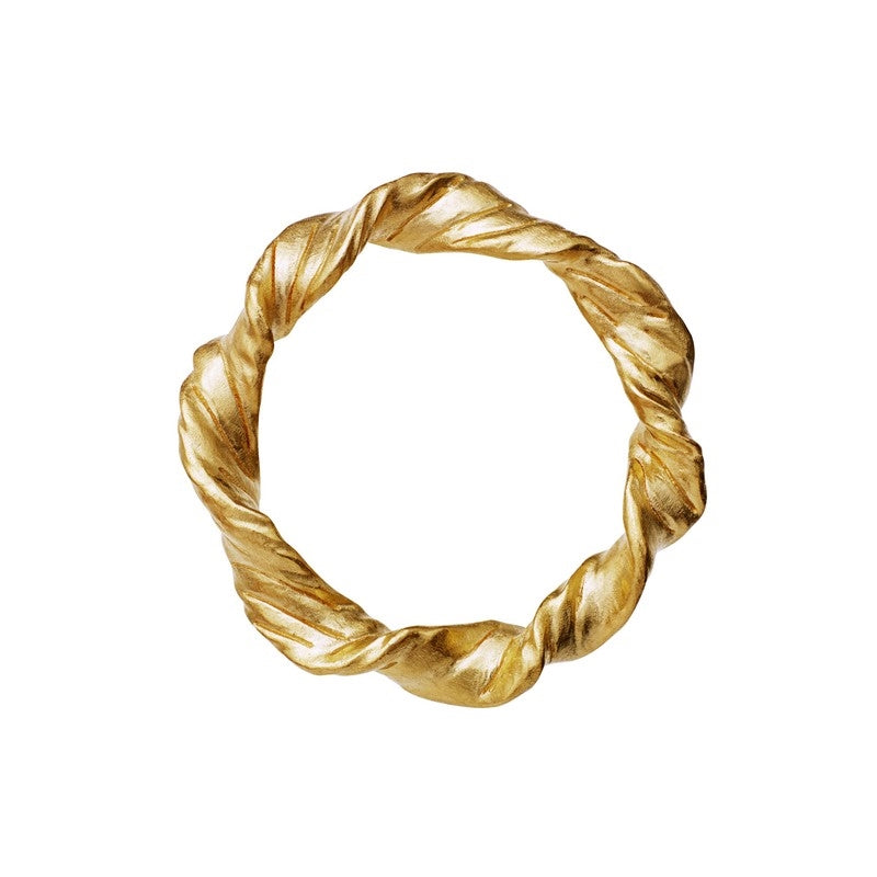 Maanesten Amy ring i forgyldt sølv med twisted design – nærbillede af detalje