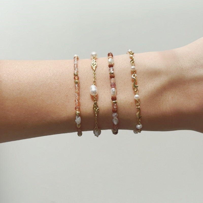 Aqua Dulce Sunella Simple Bracelet i forgyldt sølv med rosa og hvide perler, set fra siden