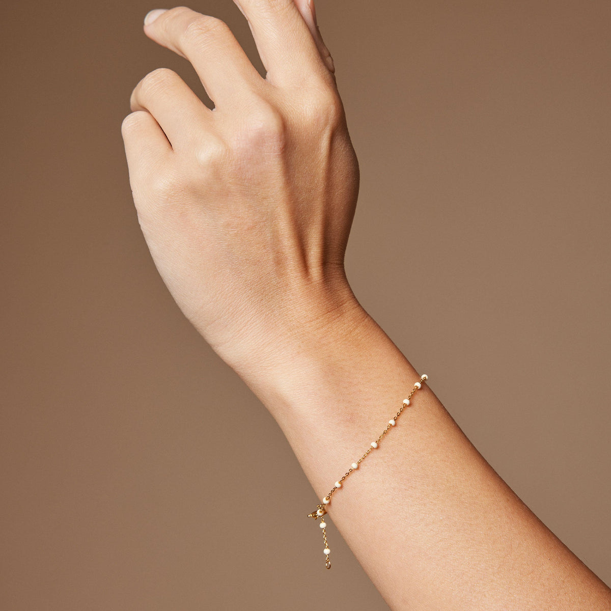 Enamel Lola Daisy armbånd i forgyldt messing, detaljebillede af emaljeperlerne