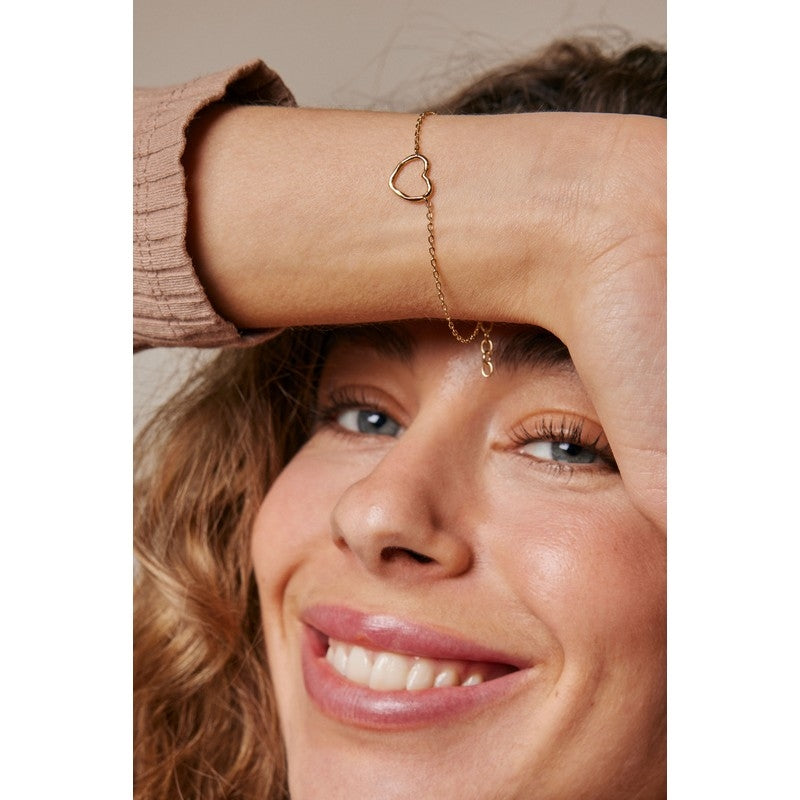 Enamel Copenhagen Organic Heart armbånd i forgyldt sølv med integreret hjerte, set fra siden