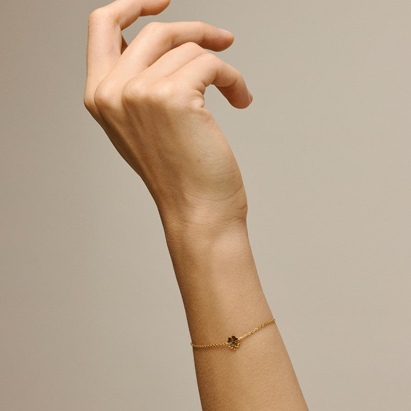 Enamel Copenhagen Four-Leaf Clover armbånd i forgyldt sølv med firkløvervedhæng, set fra siden