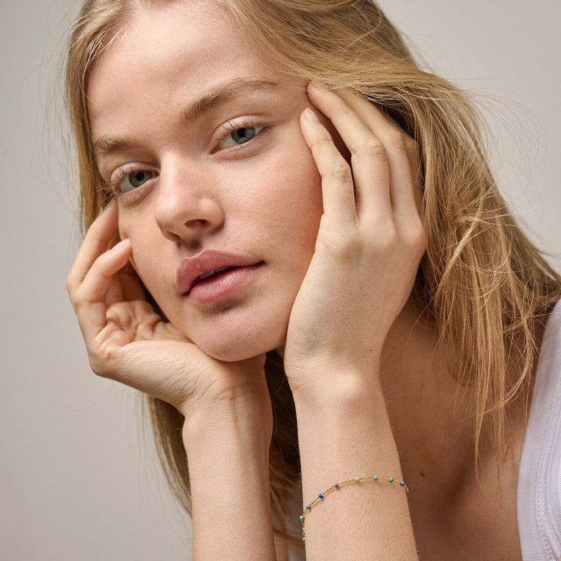 Enamel Lola Atlantic armbånd i forgyldt messing, set fra siden