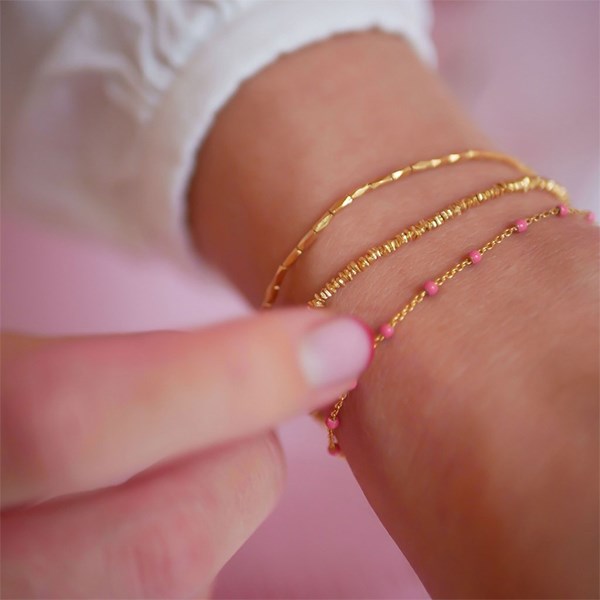 Enamel Lola Dreamy armbånd i forgyldt messing, nærbillede af de farvede emaljeperler